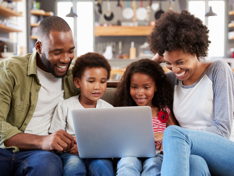 family-laptop-smiling_800x600